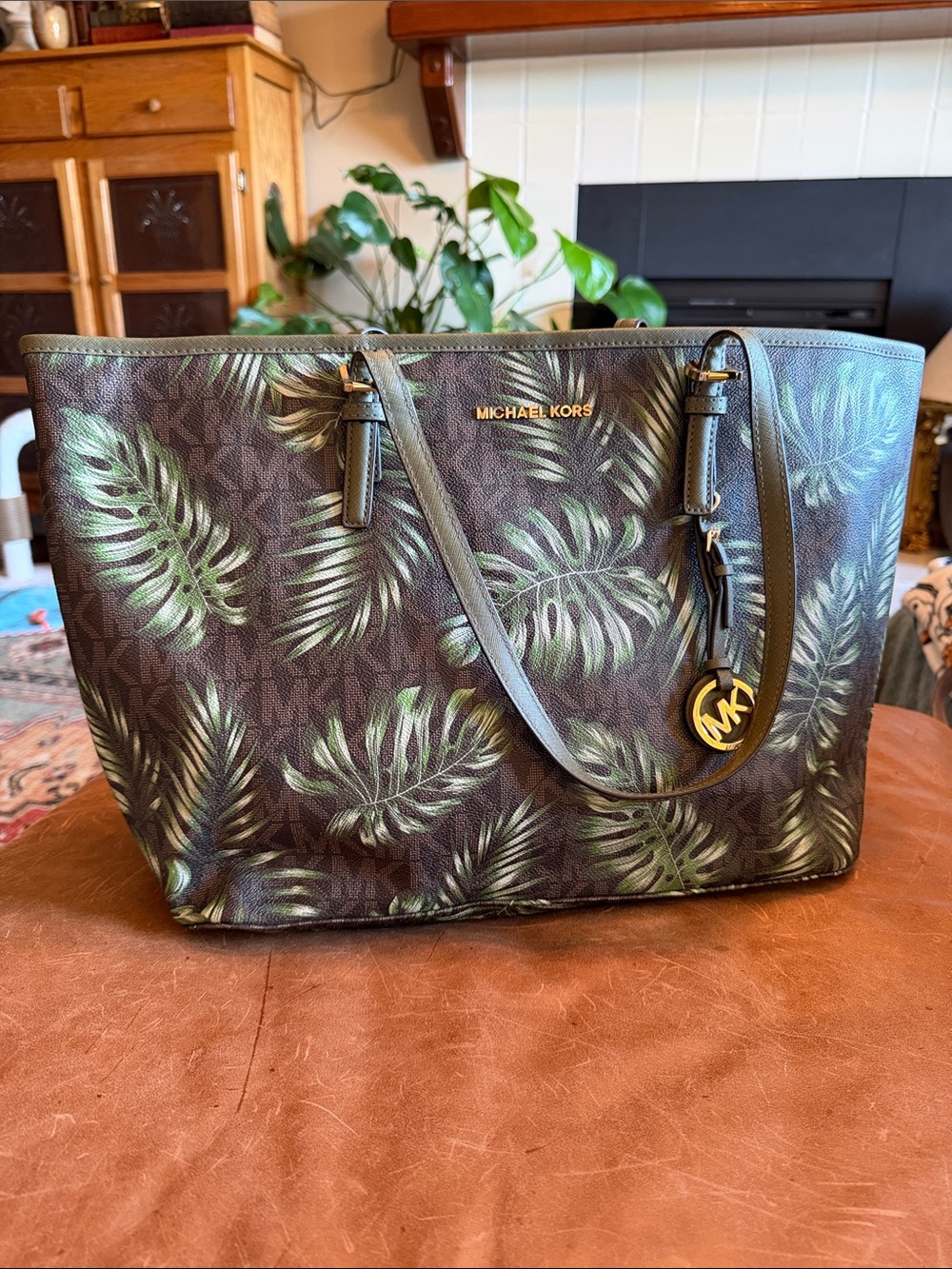 Michael Kors Jet Set Large Carryall Tote – Olive Palm Leaves Brown Signature